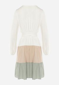 Born2be - Biało-Zielona Sukienka Mini Z Gumką w Paskiem w Talii Tixia. Kolor: biały. Długość: mini