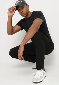 Born2be - Czarne Spodnie Dresowe z Gumką i Sznurkiem w Pasie Palaretia. Kolor: czarny. Materiał: dresówka. Styl: klasyczny