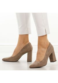 J.Brązowe czółenka damskie na słupku Sergio Leone Pb216. Okazja: na spotkanie biznesowe, na ślub cywilny, na wesele. Kolor: brązowy. Materiał: zamsz. Szerokość cholewki: normalna. Sezon: wiosna, jesień. Obcas: na słupku. Styl: biznesowy, elegancki, klasyczny #1