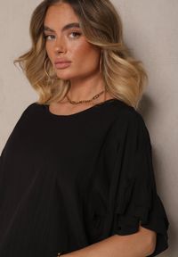 Renee - Czarna Bluzka z Wiskozą o Kroju Nietoperza Ozdobiona Falbankami Ranova. Okazja: na co dzień. Typ kołnierza: kołnierz z falbankami. Kolor: czarny. Materiał: wiskoza. Wzór: aplikacja. Sezon: wiosna. Styl: klasyczny, elegancki, casual #5