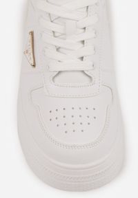 Born2be - Białe Sneakersy VICES na Grubej Podeszwie z Trójkątną Aplikacją Meanata. Okazja: na co dzień. Kolor: biały. Materiał: jeans. Wzór: aplikacja #8