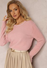Renee - Różowy Sweter z Puchatego Materiału Wykończony Ściągaczami Delicone. Kolor: różowy. Materiał: materiał #5