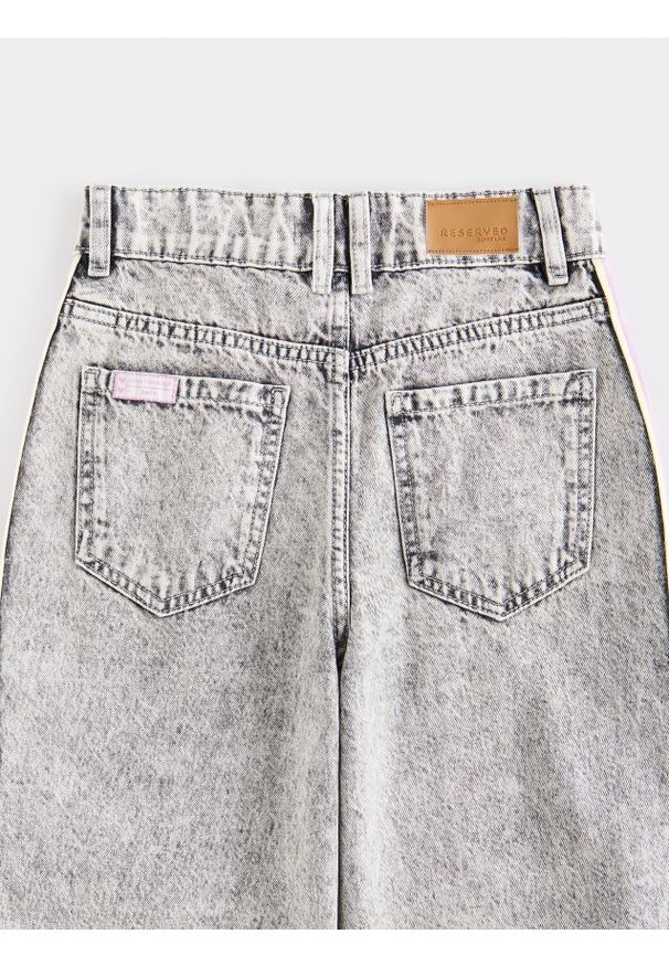 Reserved - Jeansy super wide leg z lampasami - jasnoszary. Kolor: szary