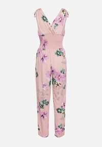 Born2be - Jasnoróżowy Kombinezon w Kwiaty z Trójkątnym Dekoltem i Troczkami na Ramionach Benan. Okazja: na co dzień. Kolor: różowy. Wzór: kwiaty. Styl: casual, elegancki #2