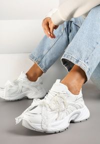 Renee - Białe Sneakersy z Koralikami Kokardą i Geometrycznym Wzorem Sarivela. Kolor: biały. Materiał: jeans. Wzór: geometria