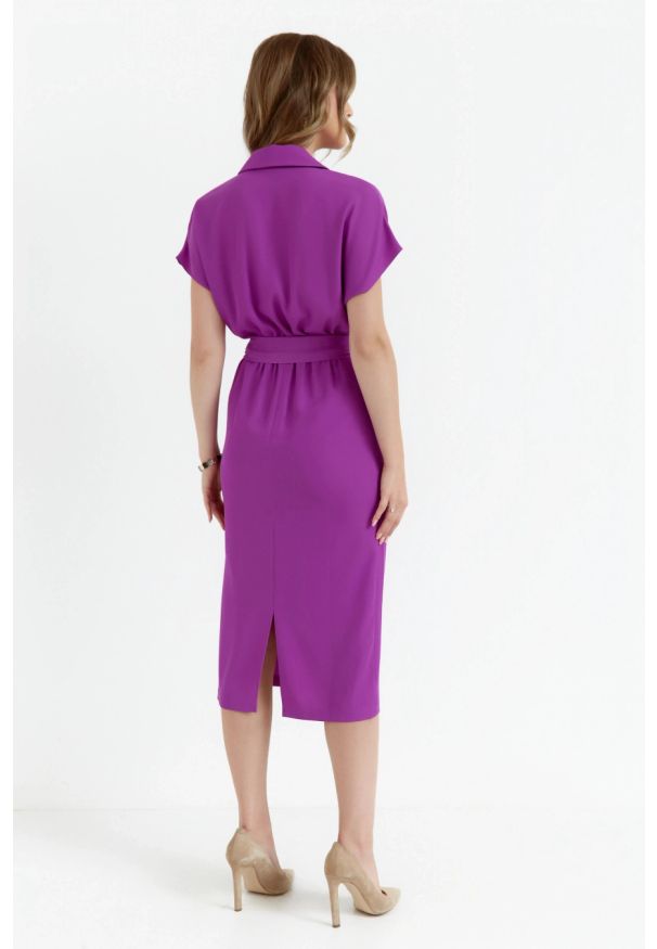 Stylove - Elegancka sukienka ołówkowa z kołnierzem fioletowa. Kolor: fioletowy, różowy. Typ sukienki: ołówkowe. Styl: elegancki