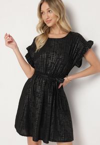 Born2be - Czarna Sukienka Ozdobiona Falbankami i Paskiem Izulira. Typ kołnierza: kołnierz z falbankami. Kolor: czarny. Wzór: aplikacja. Styl: elegancki