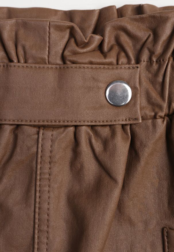 Born2be - Brązowa Spódnica Mini z Ekoskóry z Gumką w Pasie i Kieszeniami Kirti. Okazja: na co dzień. Kolor: brązowy. Materiał: skóra. Wzór: gładki. Styl: casual, elegancki