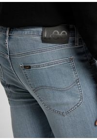 Lee - MĘSKIE SPODNIE JEANSOWE LEE DAREN ZIP FLY MID SHARK L707NKUR 112140683
