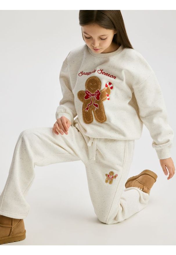 Reserved - Spodnie dresowe ze świątecznym haftem - złamana biel. Materiał: dresówka. Wzór: haft. Styl: wizytowy