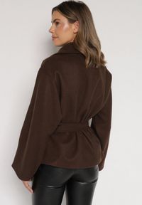 Born2be - Brązowy Krótki Płaszcz z Wiskozą o Pudełkowym Kroju z Wiązanym Paskiem i Kołnierzem Tusilia. Okazja: na co dzień. Kolor: brązowy. Materiał: wiskoza. Długość: krótkie. Styl: casual, klasyczny #5