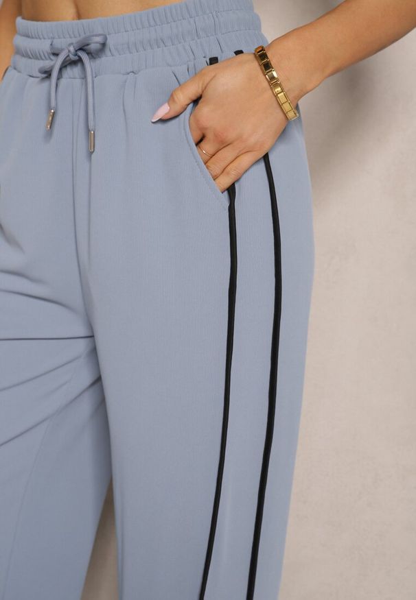 Renee - Niebieskie Szerokie Spodnie Dresowe High Waist Zdobione Lampasami Sopaline. Okazja: na spacer. Stan: podwyższony. Kolor: niebieski. Materiał: dresówka. Wzór: aplikacja. Styl: sportowy, elegancki