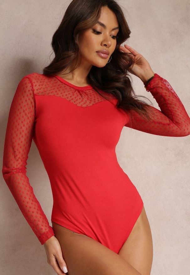 Renee - Czerwone Dopasowane Body z Długimi Rękawami Ozdobione Siateczką w Kropki Meliora. Kolor: czerwony. Długość rękawa: długi rękaw. Długość: długie. Wzór: aplikacja, kropki