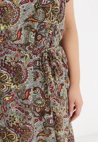 Born2be - Ciemnozielona Sukienka Galis. Kolor: zielony. Długość rękawa: bez rękawów. Wzór: nadruk, aplikacja, paisley. Sezon: lato. Styl: klasyczny. Długość: midi #2