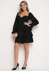 Born2be - Czarna Rozkloszowana Sukienka z Falbankami i Bufiastymi Rękawami Semithara. Okazja: na co dzień. Typ kołnierza: kołnierz z falbankami. Kolor: czarny. Wzór: aplikacja. Styl: klasyczny, casual, elegancki #5