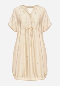 Born2be - Beżowa Pudełkowa Sukienka ze Ściągaczem w Talii Zdobiona Cyrkoniami Pilefia. Typ kołnierza: dekolt w kształcie V. Kolor: beżowy. Długość rękawa: krótki rękaw. Wzór: aplikacja. Styl: elegancki #2