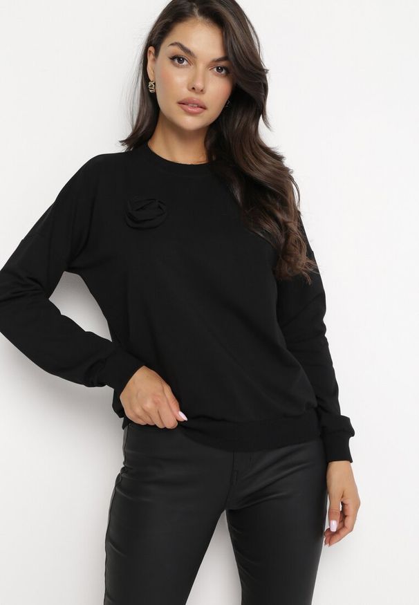 Born2be - Czarna Bawełniana Bluza z Kwiatem Beniaminna. Kolor: czarny. Materiał: bawełna. Wzór: kwiaty