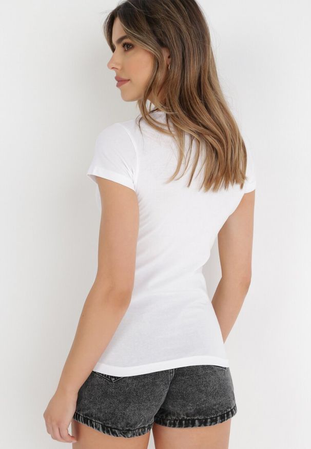 Born2be - Biały T-shirt Aerippe. Kolor: biały. Materiał: jeans, bawełna, dzianina. Długość rękawa: krótki rękaw. Długość: krótkie. Wzór: gładki, aplikacja. Styl: klasyczny