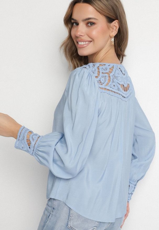 Born2be - Jasnoniebieska Koszula z Ażurowymi Wstawkami Nanlira. Okazja: na co dzień. Kolor: niebieski. Materiał: jeans. Wzór: ażurowy. Styl: casual