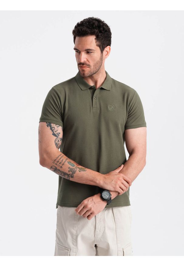 Ombre Clothing - Męska jednokolorowa koszulka polo BASIC z dzianiny pique - ciemnooliwkowa V6 - Rozmiar: M. Okazja: na co dzień. Typ kołnierza: polo. Kolor: oliwkowy. Materiał: dzianina. Wzór: haft, aplikacja, jednolity. Styl: sportowy, wizytowy, casual