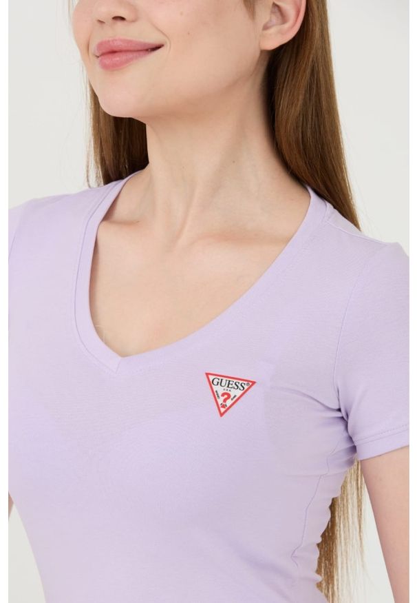 Guess - GUESS Lawendowy damski t-shirt Mini Triangle Tee, Rozmiar S. Kolor: fioletowy