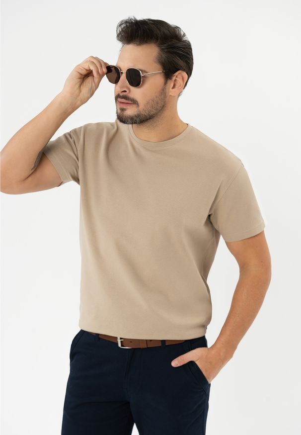 Volcano - T-shirt ze strukturą TM-FROST. Kolor: beżowy. Materiał: bawełna, jeans, materiał. Długość rękawa: krótki rękaw. Długość: krótkie. Wzór: ze splotem. Sezon: wiosna, lato. Styl: elegancki, sportowy, klasyczny