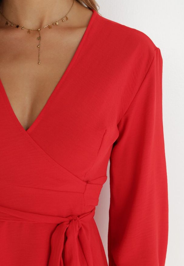 Born2be - Czerwona Sukienka Dyninca. Typ kołnierza: dekolt w kształcie V. Kolor: czerwony. Materiał: tkanina, materiał. Wzór: gładki. Typ sukienki: kopertowe. Styl: elegancki. Długość: mini