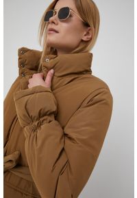 Vero Moda kurtka damska kolor brązowy zimowa. Okazja: na co dzień. Kolor: brązowy. Materiał: materiał, włókno. Wzór: gładki. Sezon: zima. Styl: casual