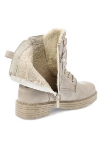 Beżowe Trzewiki Mustang Ocieplane Obuwie Damskie. Okazja: na co dzień. Zapięcie: sznurówki. Kolor: beżowy. Materiał: materiał, syntetyk. Szerokość cholewki: normalna. Wzór: aplikacja. Sezon: zima, jesień. Styl: casual, klasyczny #7