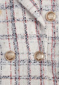 Renee - Biała Dwurzędowa Marynarka z Błyszczącą Nicią i Poduszkami na Ramionach Elilona. Kolor: biały. Materiał: dzianina. Długość rękawa: długi rękaw. Długość: długie. Styl: klasyczny #4