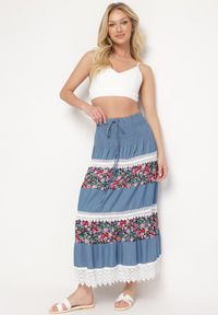 Born2be - Biało-Niebieska Jeansowa Rozkloszowana Spódnica Bawełniana z Gumką w Pasie Zdobiona Koronką Tesaopi. Kolor: biały. Materiał: bawełna, koronka, jeans. Wzór: aplikacja, koronka. Sezon: lato