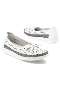 Półbuty damskie Vinceza, cholewka ze skóry naturalnej licowej z ażurową perforacją wsuwany fason z ozdobną kokardą na płaskiej podeszwie, białe, 9539. Kolor: biały. Materiał: skóra. Szerokość cholewki: normalna. Wzór: ażurowy. Obcas: na płaskiej podeszwie #5