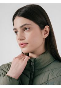 4f - Kurtka puchowa z wypełnieniem syntetycznym damska - miętowa. Okazja: na co dzień. Typ kołnierza: kołnierzyk stójkowy. Kolor: turkusowy. Materiał: syntetyk, puch. Długość: długie. Wzór: jodełka. Styl: sportowy, klasyczny, casual, elegancki #1