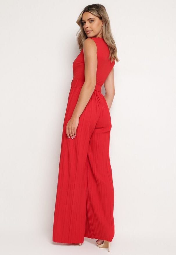 Born2be - Czerwony Kombinezon z Kopertową Górą i Szerokimi Nogawkami z Paskiem z Metalową Klamrą Lancilla. Okazja: na spotkanie biznesowe. Kolor: czerwony. Długość: długie. Styl: biznesowy, elegancki