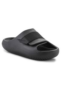 Klapki Crocs Mellow Luxe Recovery Slide 209413-001 czarne. Okazja: na plażę, na co dzień, na spacer. Kolor: czarny. Materiał: materiał. Sport: pływanie, turystyka piesza