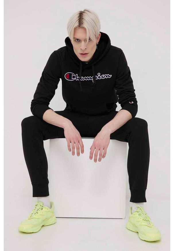 Champion bluza 217060 męska kolor czarny z kapturem z aplikacją. Typ kołnierza: kaptur. Kolor: czarny. Wzór: aplikacja