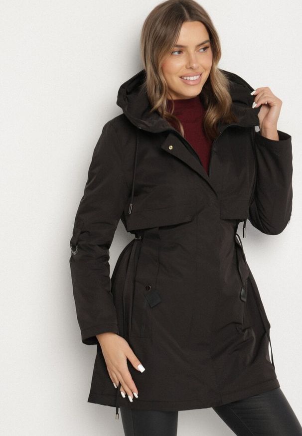 Born2be - Czarna Klasyczna Kurtka Parka z Kapturem i Ściągaczem w Talii Tulasira. Okazja: na co dzień. Typ kołnierza: kaptur. Kolor: czarny. Materiał: jeans. Styl: klasyczny