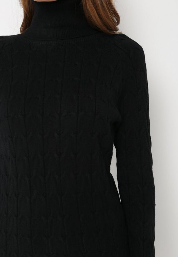 Born2be - Czarna Midi Sukienka z Golfem o Pudełkowym Kroju i Długimi Rękawami ze Ściągaczami Yvonnena. Typ kołnierza: golf. Kolor: czarny. Długość rękawa: długi rękaw. Długość: midi