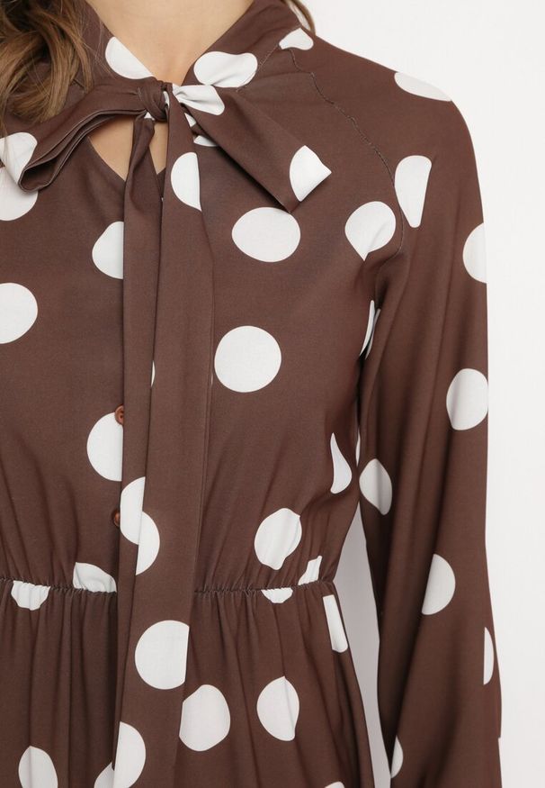 Born2be - Brązowa Rozkloszowana Sukienka Midi z Wiązaniem przy Dekolcie w Kropki Velvina. Kolor: brązowy. Wzór: kropki. Styl: retro. Długość: midi