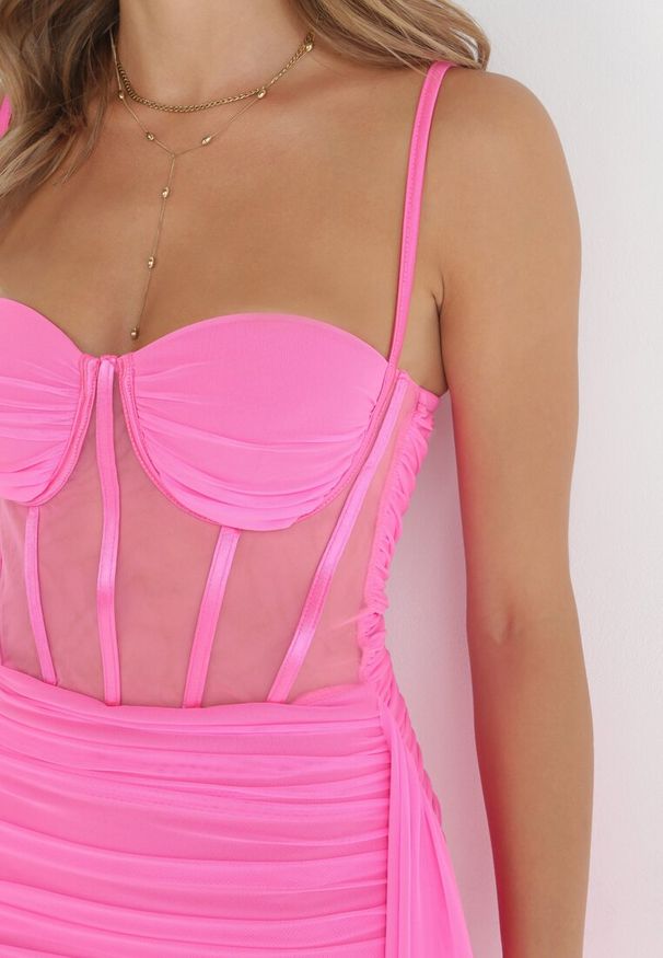 Born2be - Fuksjowa Sukienka Gorsetowa na Ramiączkach z Marszczeniem Mechthild. Typ kołnierza: dekolt gorset. Kolor: różowy. Długość rękawa: na ramiączkach. Typ sukienki: gorsetowe