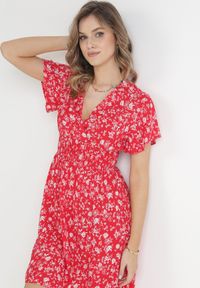 Born2be - Czerwona Kwiecista Sukienka Mini z Wiskozy z Marszczoną Gumką w Pasie Catela. Kolor: czerwony. Materiał: wiskoza. Długość rękawa: krótki rękaw. Wzór: kwiaty. Sezon: wiosna, lato. Typ sukienki: rozkloszowane, kopertowe. Długość: mini #3