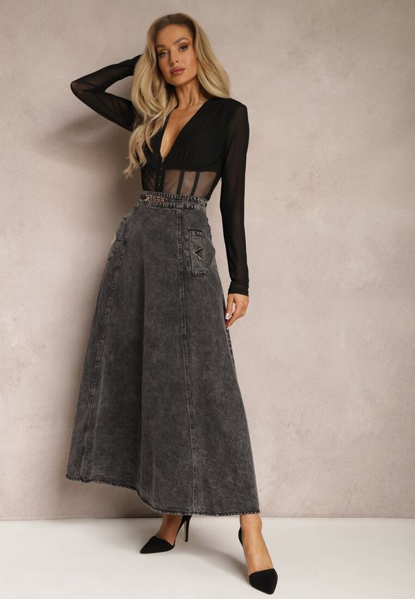 Renee - Czarna Bawełniana Spódnica Maxi Rozkloszowana z Jeansu z Ozdobnym Łańcuszkiem Viralle. Kolor: czarny. Materiał: jeans, bawełna. Sezon: lato. Styl: boho, elegancki