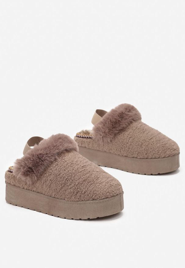 Renee - Ciemnobeżowe Futerkowe Śniegowce na Grubej Podeszwie z Gumką na Pięcie Sosena. Kolor: beżowy. Materiał: futro. Sezon: zima