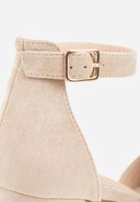 Renee - Ciemnobeżowe Czółenka na Słupku Vices ze Skórzaną Wkładką i Paskiem przy Kostce Nurilora. Zapięcie: pasek. Kolor: beżowy. Materiał: skóra. Obcas: na słupku. Styl: elegancki. Wysokość obcasa: średni #9