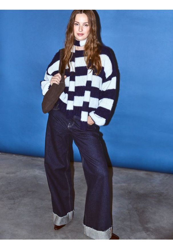 Reserved - Sweter z szalem - granatowy. Kolor: niebieski. Materiał: dzianina