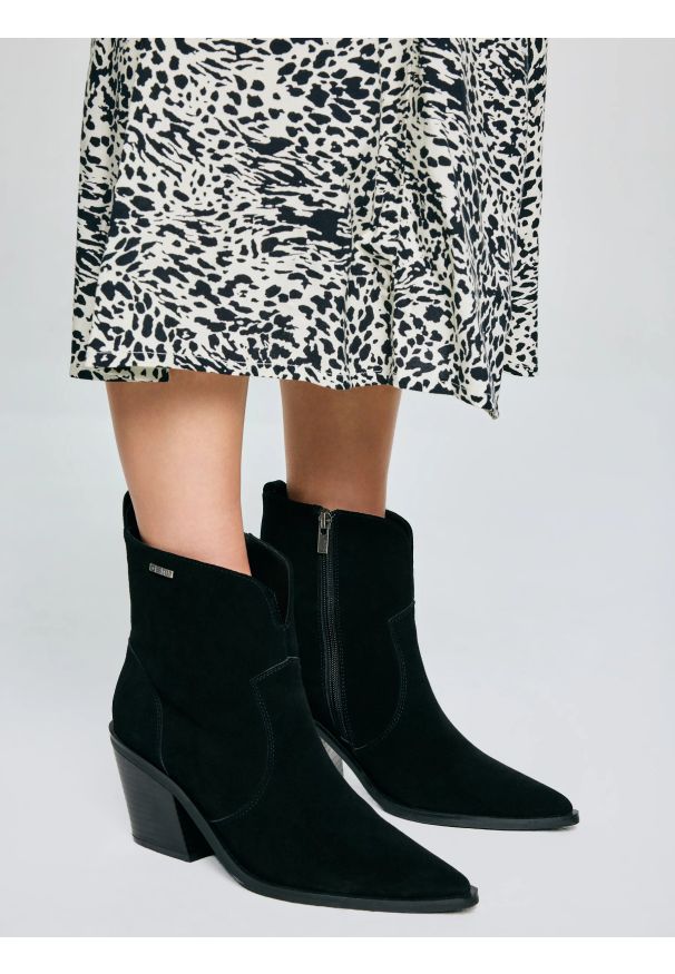 Big-Star - Botki damskie kowbojki ze skóry naturalnej zamszowej czarne SS274472 906. Okazja: na co dzień. Zapięcie: zamek. Kolor: czarny. Materiał: skóra, zamsz. Obcas: na obcasie. Styl: klasyczny, casual, elegancki. Wysokość obcasa: średni