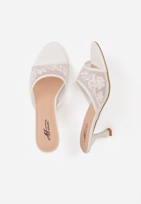 Born2be - Białe Klapki na Metalicznej Szpilce z Kwiatowym Haftem i Perłowymi Koralikami Melonia. Okazja: na co dzień. Kolor: biały. Wzór: haft, kwiaty. Styl: casual, elegancki, klasyczny #5