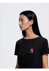 Reserved - Bawełniany T-shirt z haftem - czarny. Kolor: czarny. Materiał: bawełna. Wzór: haft