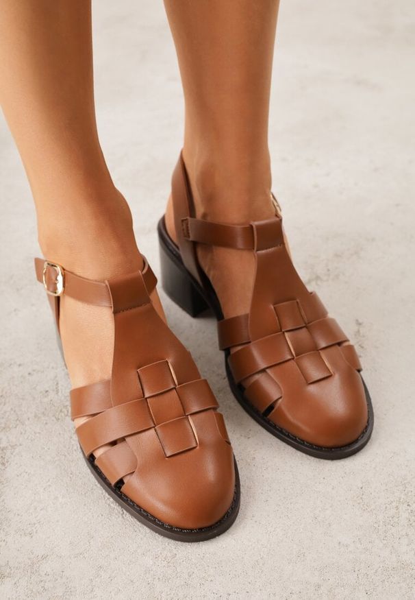 Renee - Brązowe Sandały na Stożku Ozdobione Geometryczną Cholewką Peripe. Okazja: na imprezę. Zapięcie: sprzączka. Kolor: brązowy. Materiał: jeans. Wzór: geometria, aplikacja. Sezon: lato. Obcas: na stożku
