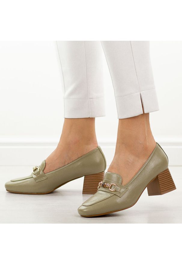 Oliwkowe półbuty damskie na słupku M.Daszyński 25141-1. Okazja: na co dzień. Kolor: zielony. Materiał: skóra. Szerokość cholewki: normalna. Sezon: wiosna, jesień. Obcas: na słupku. Styl: casual, elegancki, klasyczny, wizytowy